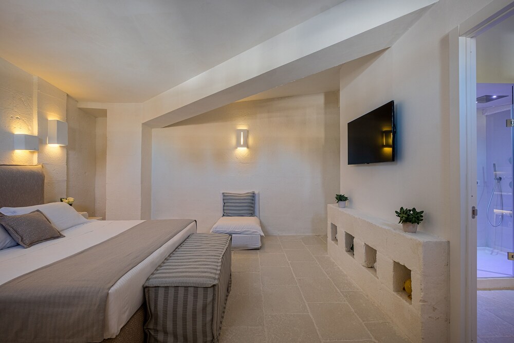 EXECUTIVE, SUITE