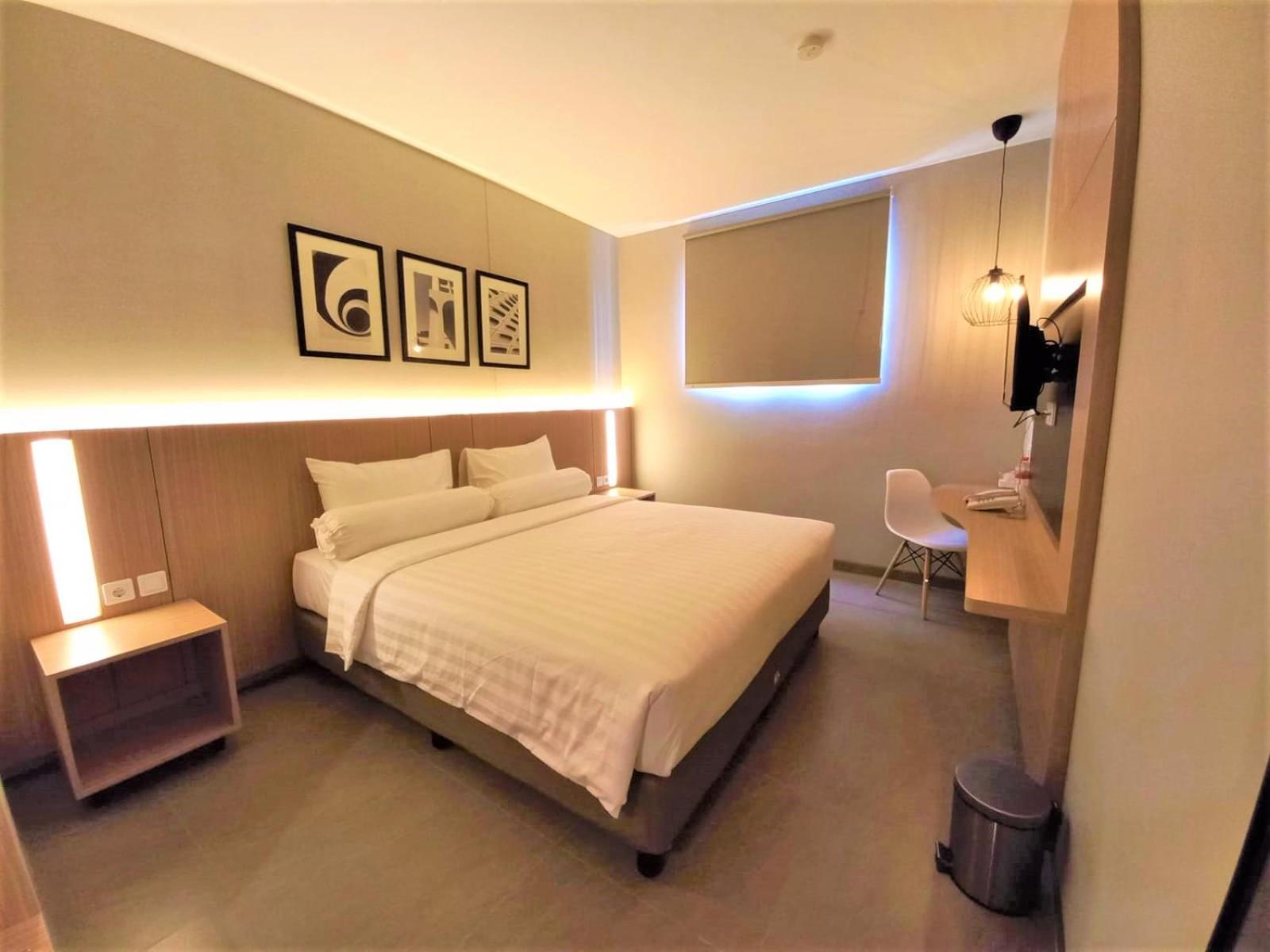 Front One King Hotel Tuban 31/68