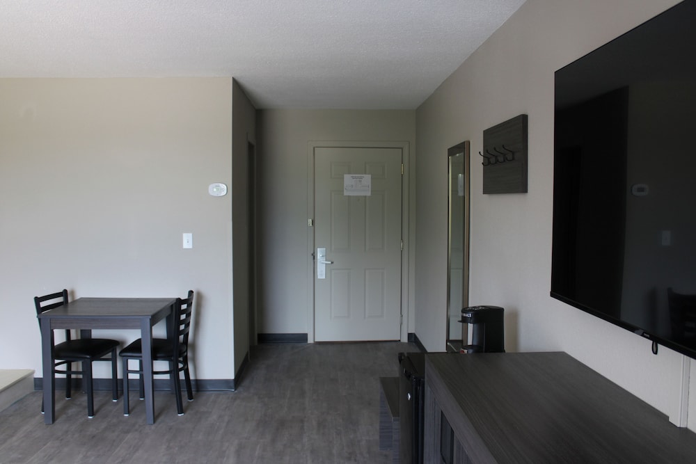 Super 8 by Wyndham Lamar 33/46