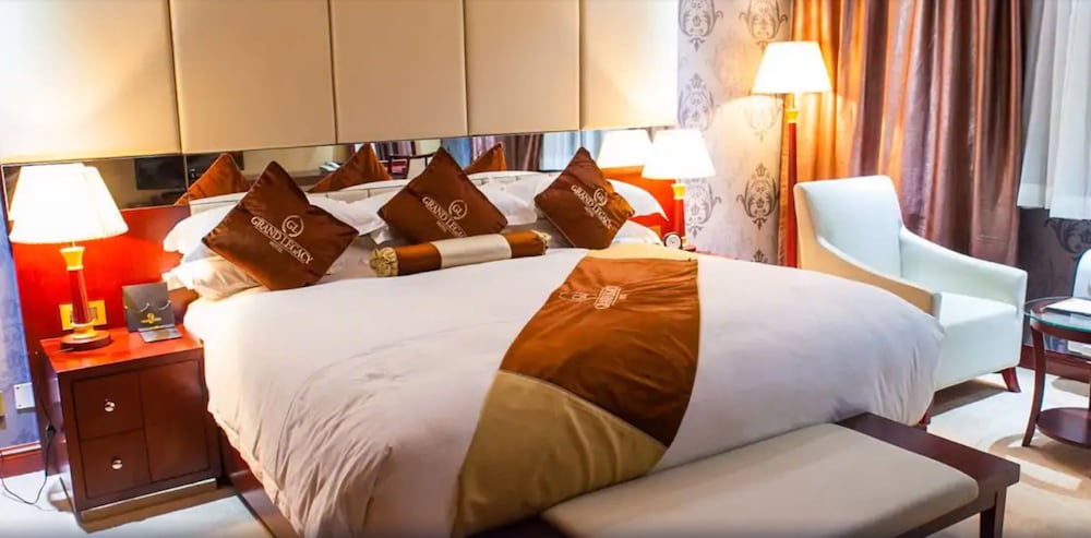 EXECUTIVE, SUITE