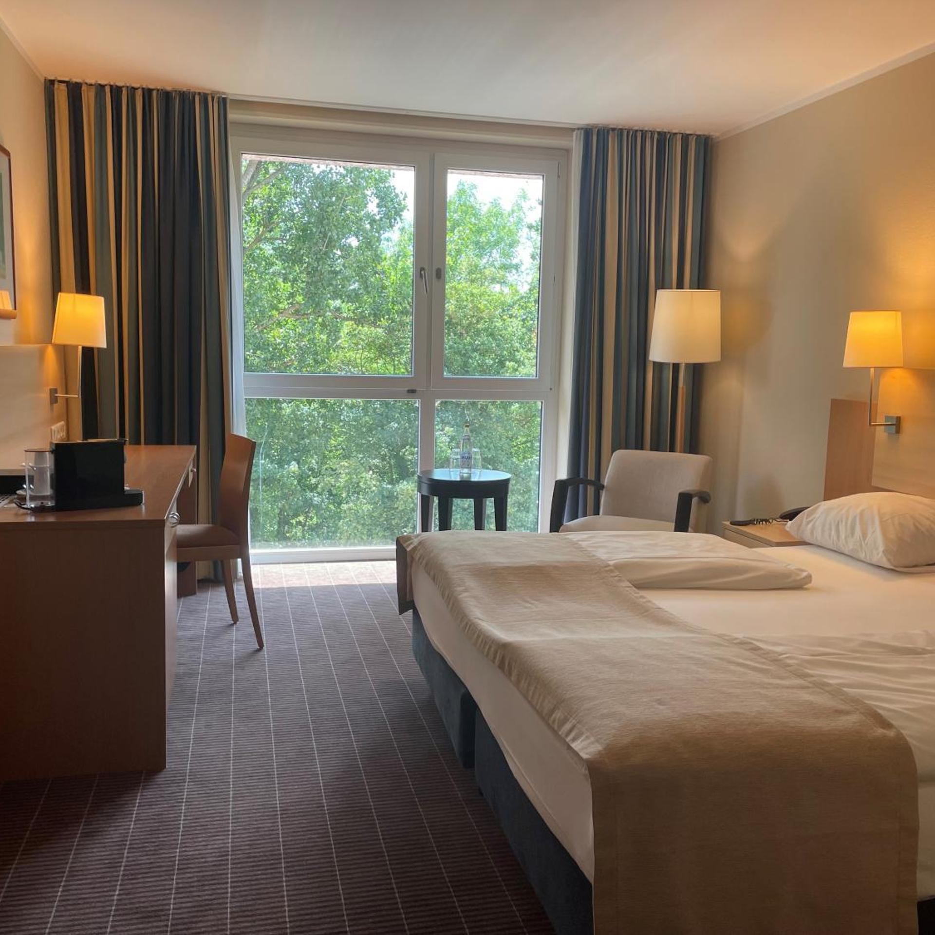 غرفة بسرير كينج بإطلالة على الحديقة، Mercure Hotel Schweinfurt Maininsel 2/7