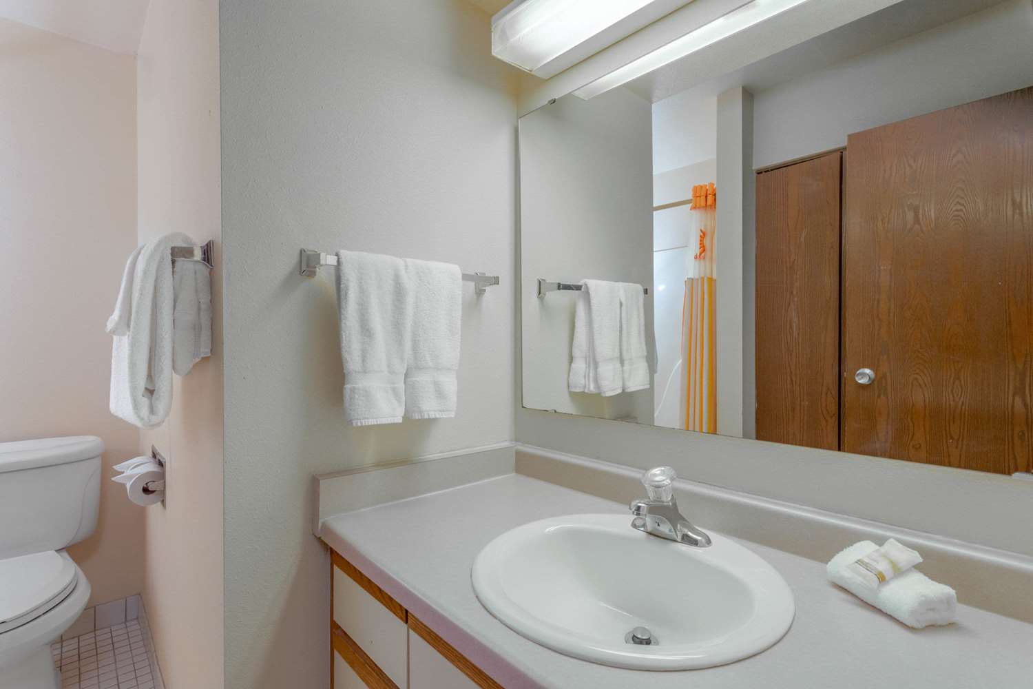 Norwood Inn & Suites by BlissPoint 33/38