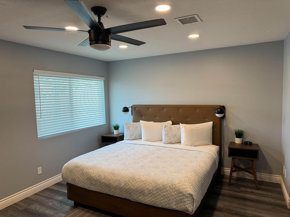 DELUXE, KING BED, KITCHENETTE
