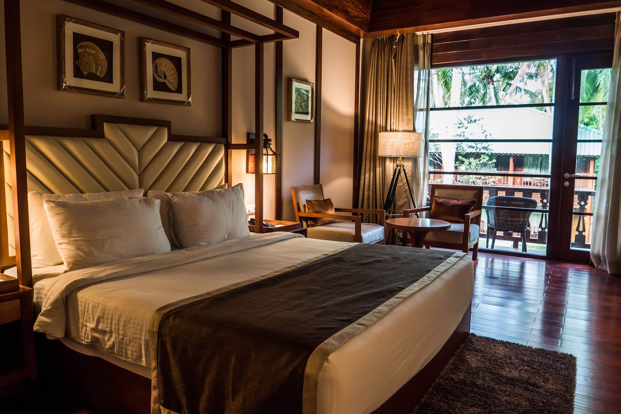 LAGOON, DOUBLE BED