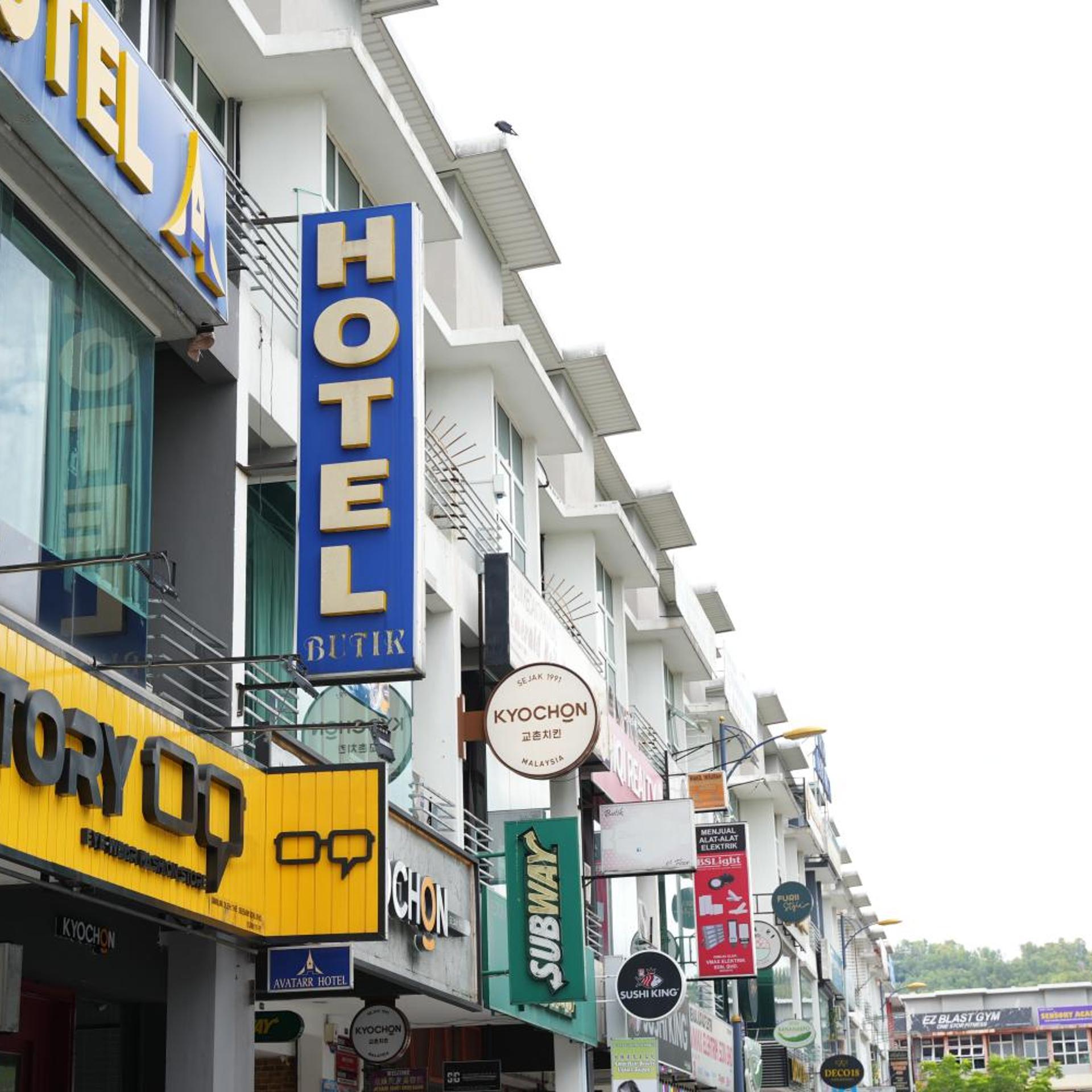 Oyo 44097 Avatarr Hotel 5/49
