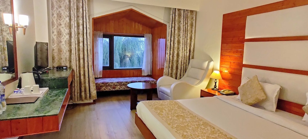 Whistling Pines Resort 10/50