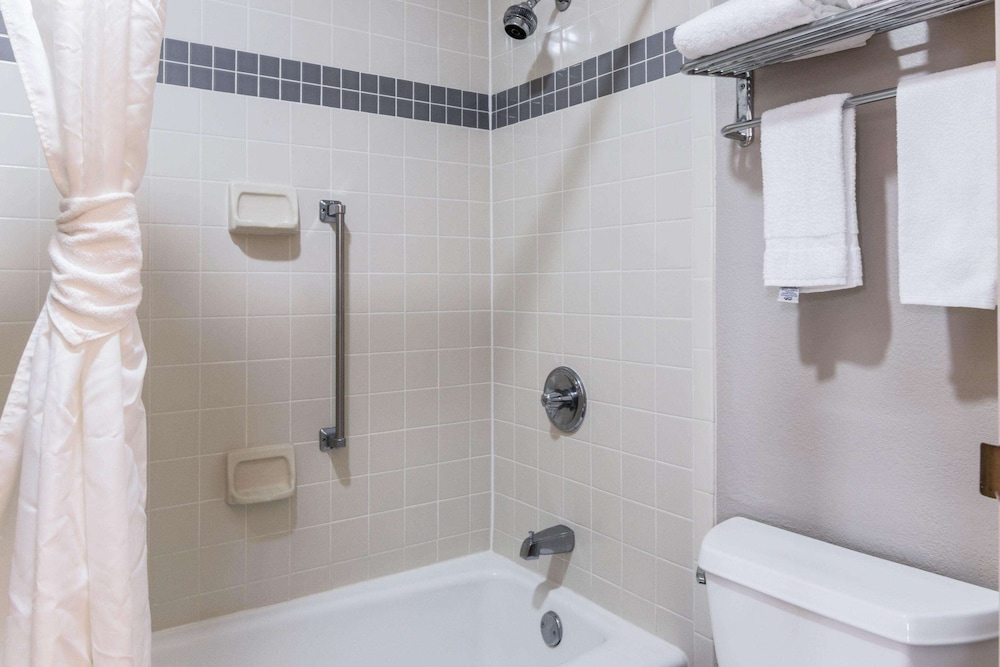 Econo Lodge Gainesville Downtown Area 12/33