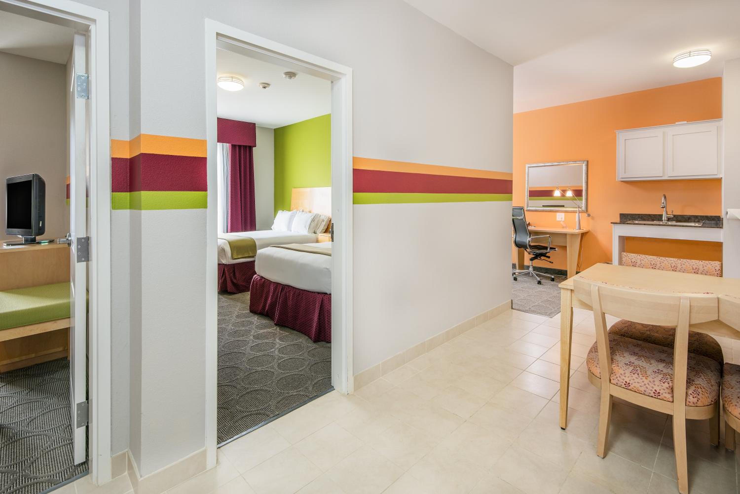 2 Bedrooms, Suite