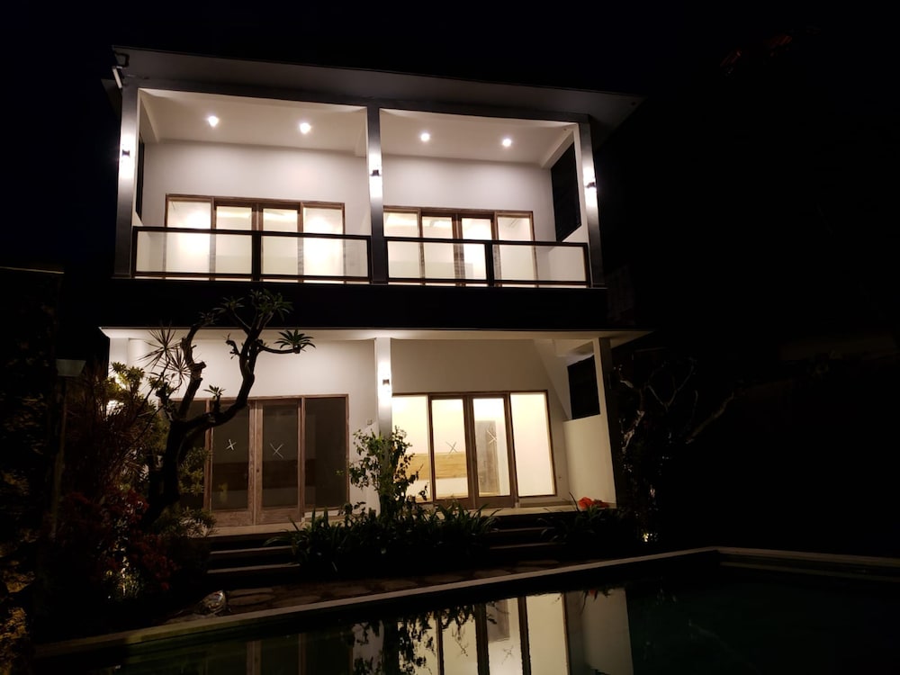 Utama Villas Beach Front Candidasa 1/38