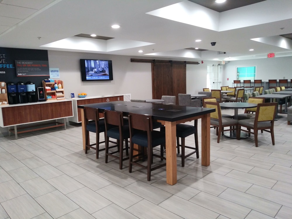 Holiday Inn Express Hotel Suites Orangeburg 44/61