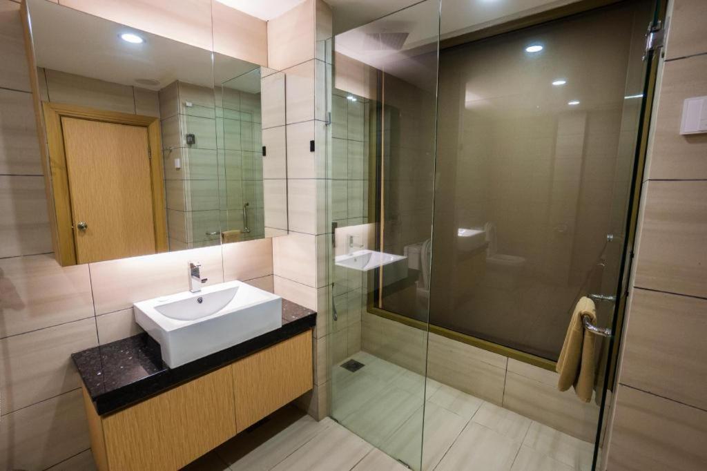 JC Mark Hotel 50/53