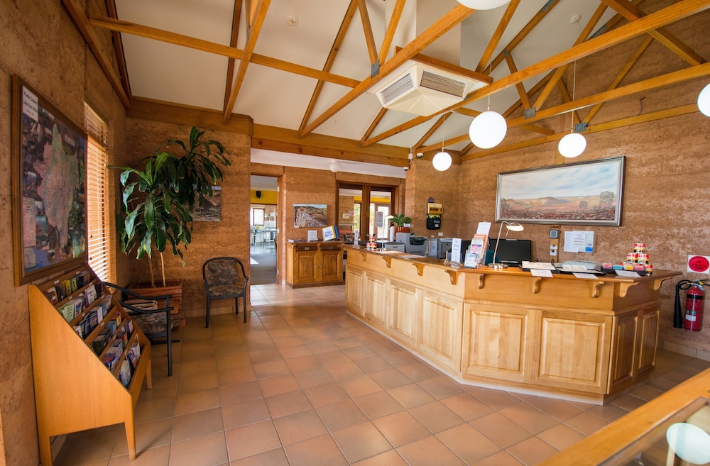 MUD HUT MOTEL 16/57
