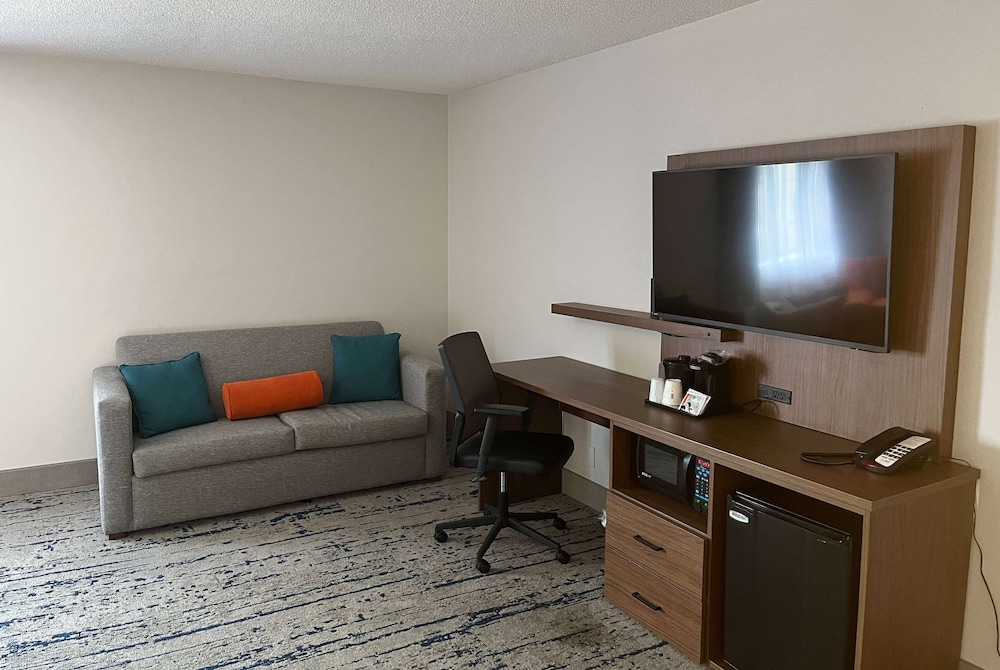 La Quinta Inn & Suites by Wyndham Nashville Airport 40/63