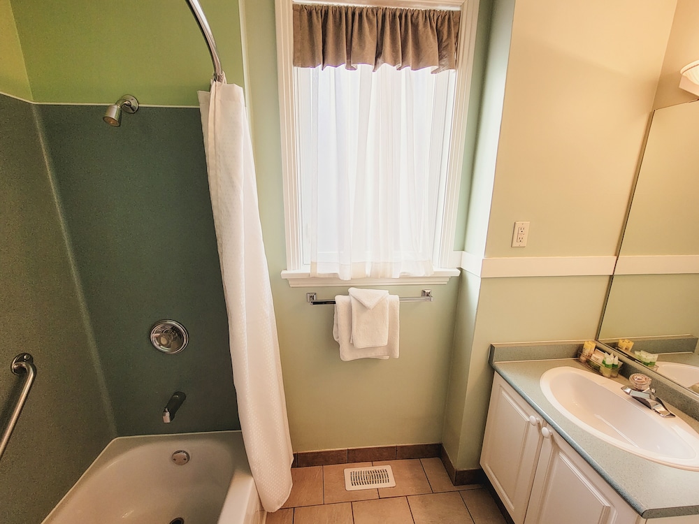 James Bay Inn Hotel Suites Cottage 72/74