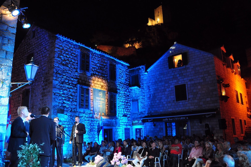 Hotel Villa Dvor in OMIS