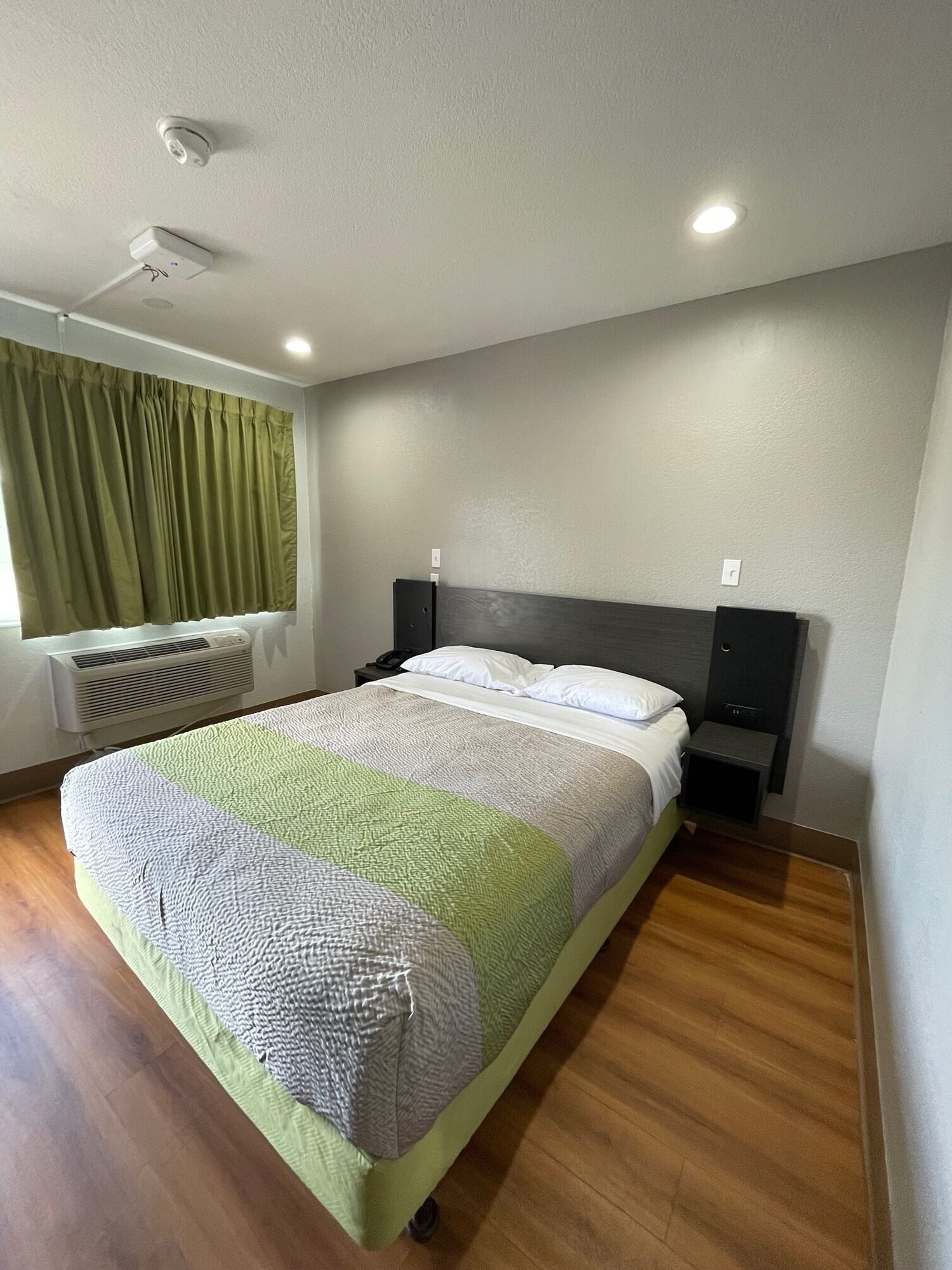 Deluxe, Queen Bed, Kitchenette