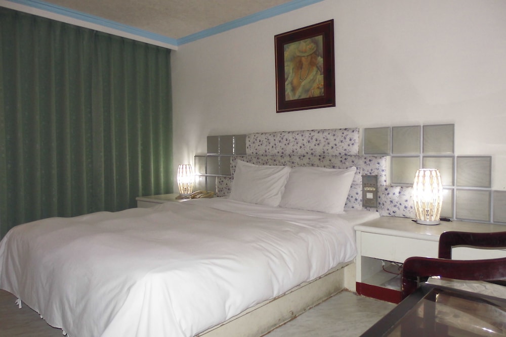Modern Plaza Hotel 9/30