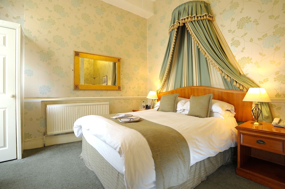 The Royal Hotel 12/68