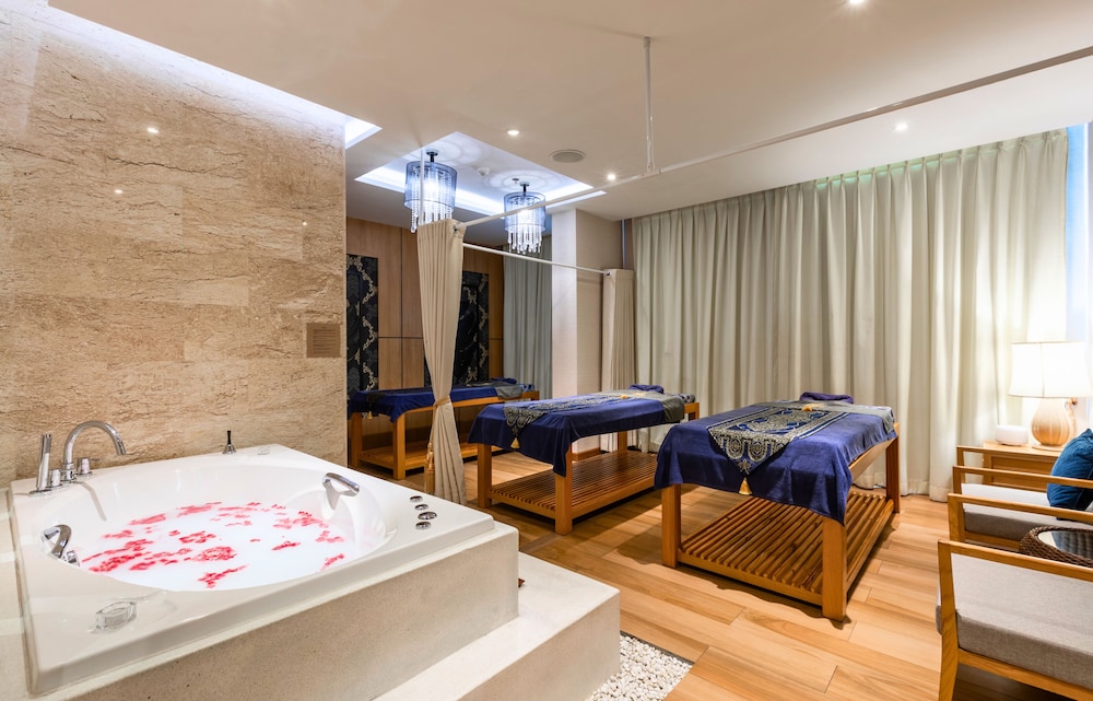 The Marina Phuket Hotel 24/54