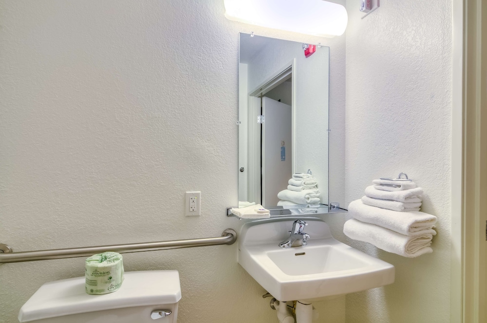 Deluxe, Double Bed, Accessible, Motel6 Arlington Heights, IL - Chicago North Central 6/8