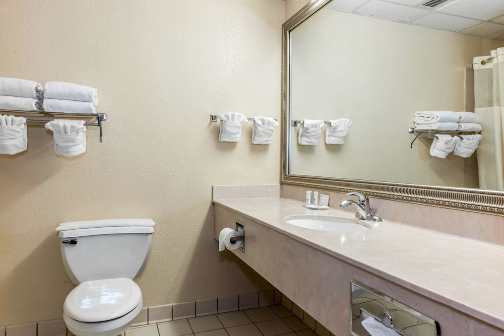 Clarion Inn & Suites Indianapolis Northwest 16/55