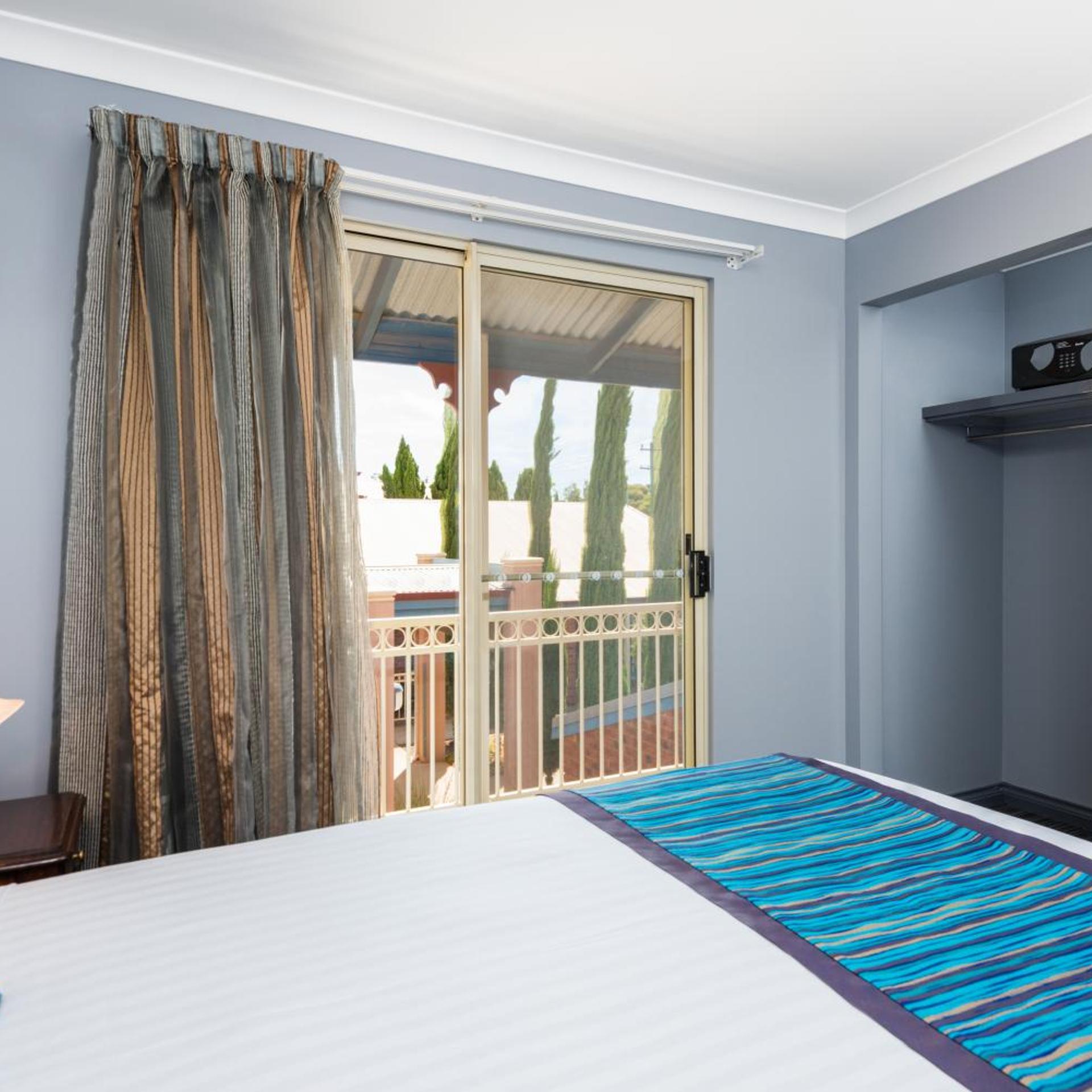 2 Bedrooms, Family, Town House