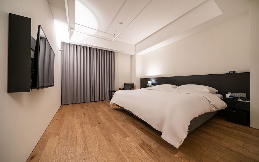 Hotel 498 12/42