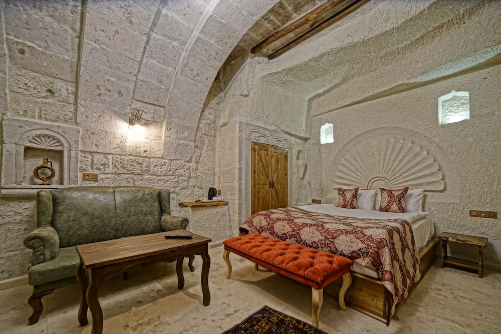 Risus Cave Suites 16/55
