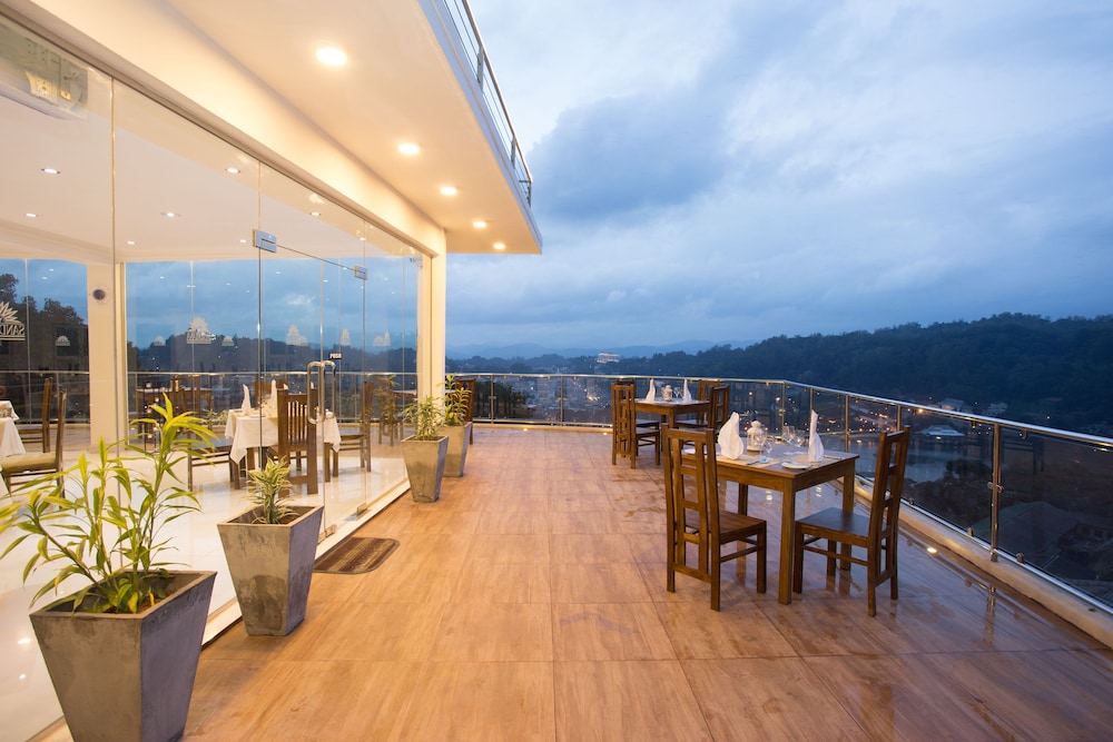 Sandriana Lake View Hotel 25/35