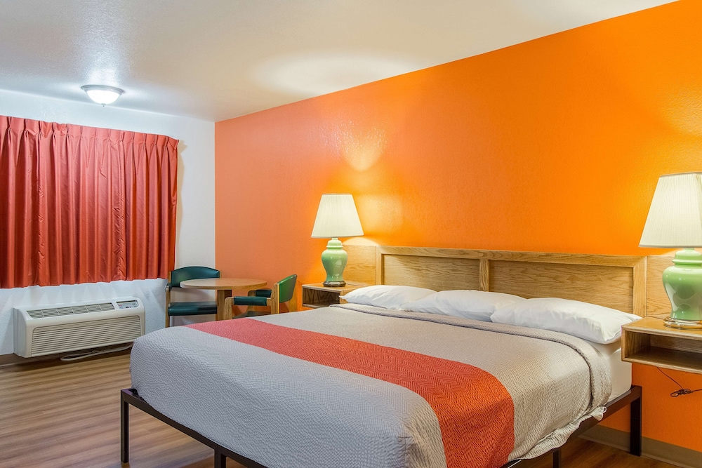 Motel6 Madras, OR 24/47