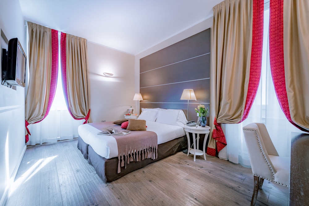 ROOM, DOUBLE OR TWIN BED