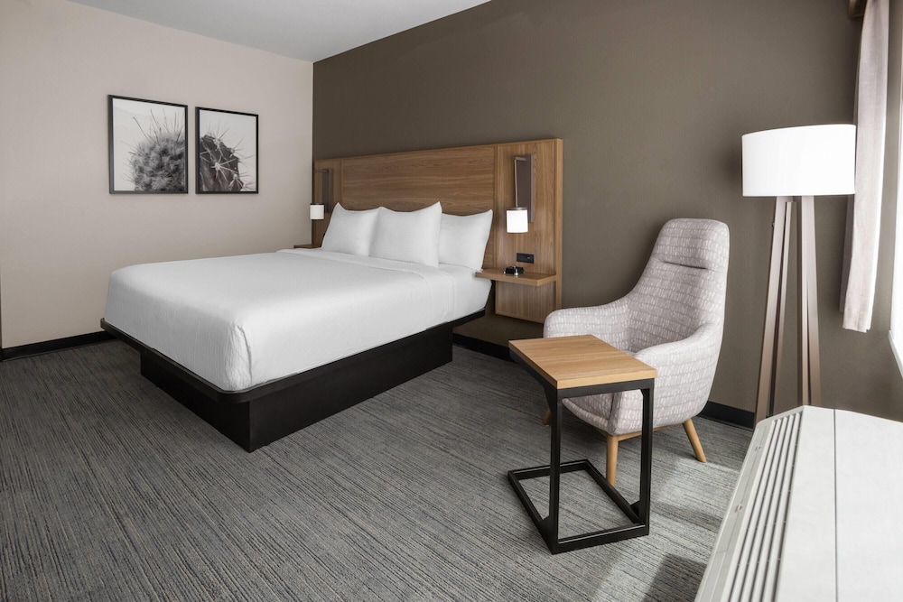 La Quinta Inn & Suites by Wyndham Phoenix near State Farm St 17/48