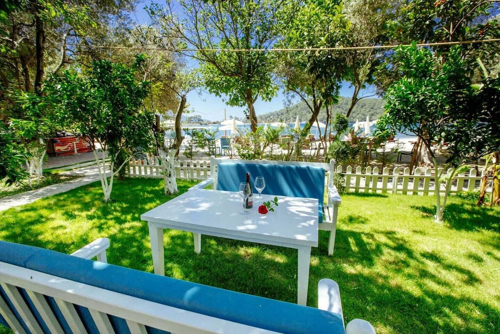 Lagoon Boutique Hotel 7/13