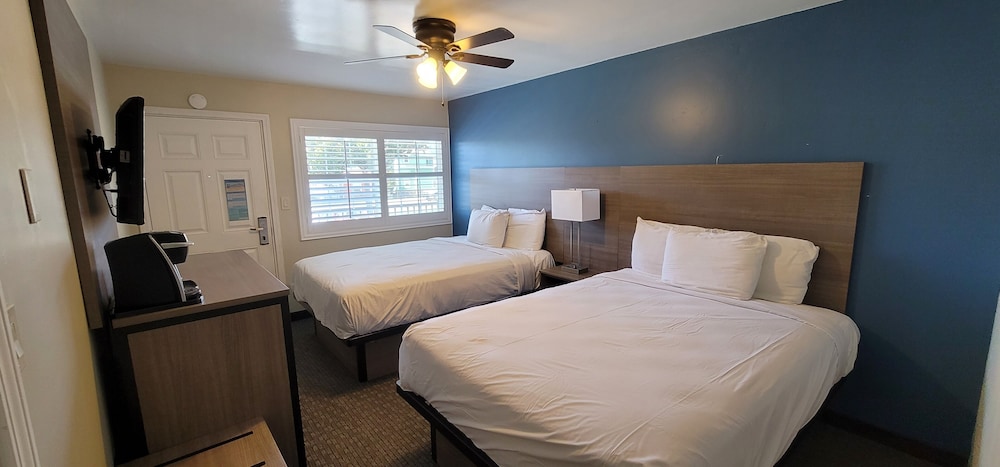 Beachwalker Inn and Suites 15/50
