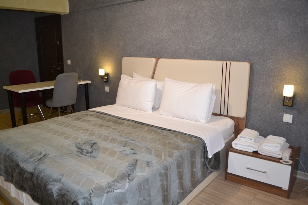 1 Bedroom, Deluxe, Studio, Suite, Queen Bed, Jetted Tub, Artura Suite 2/4