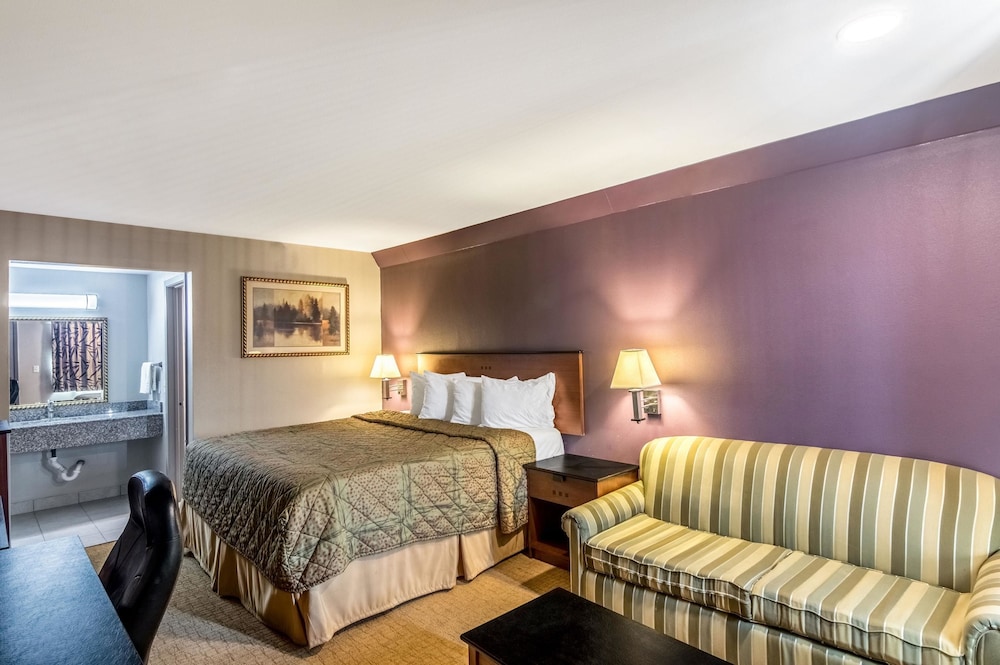 غرفة قياسية بسرير كينج، Rodeway Inn Arlington Entertainment District Area 5/10