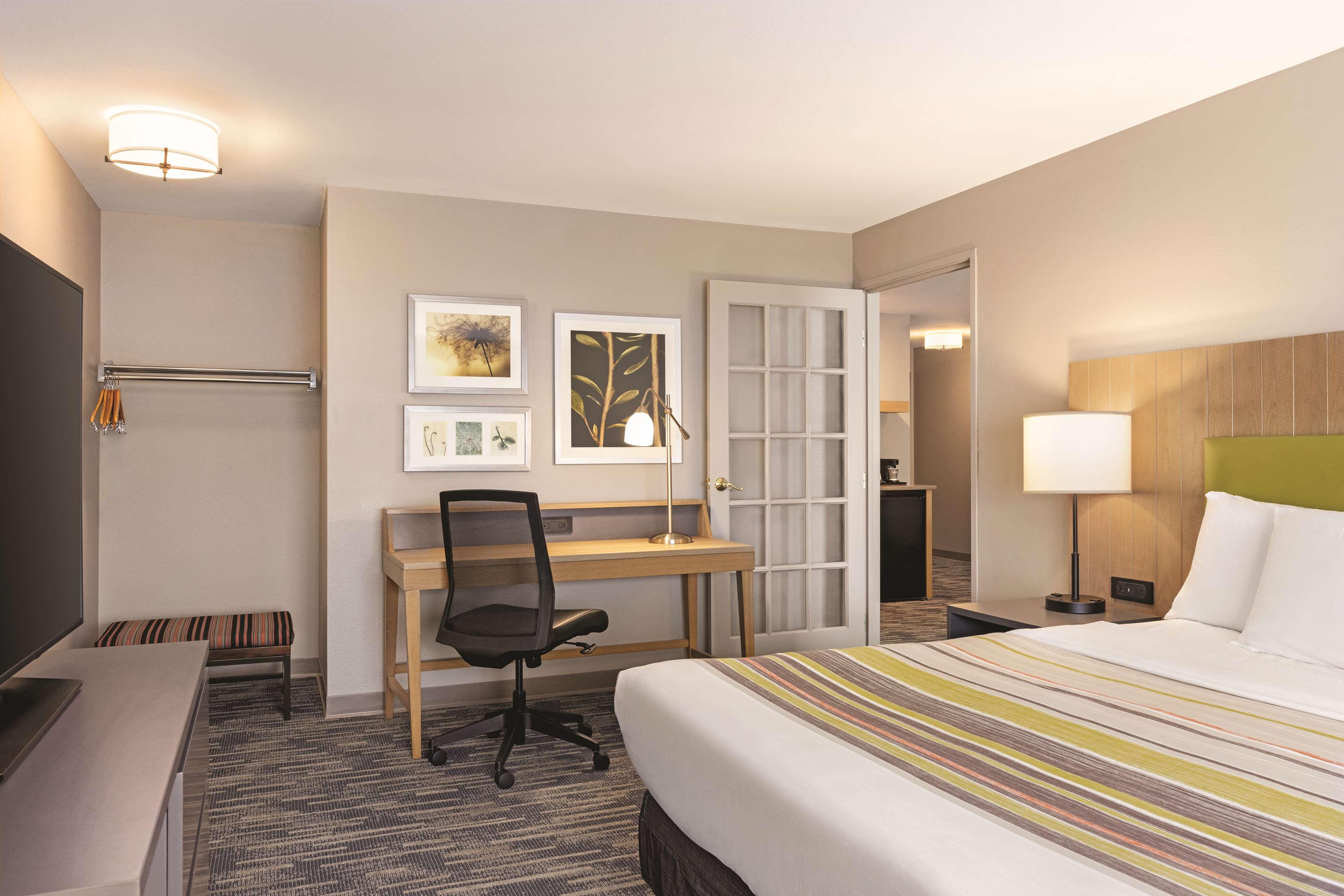 SUITE, KING BED