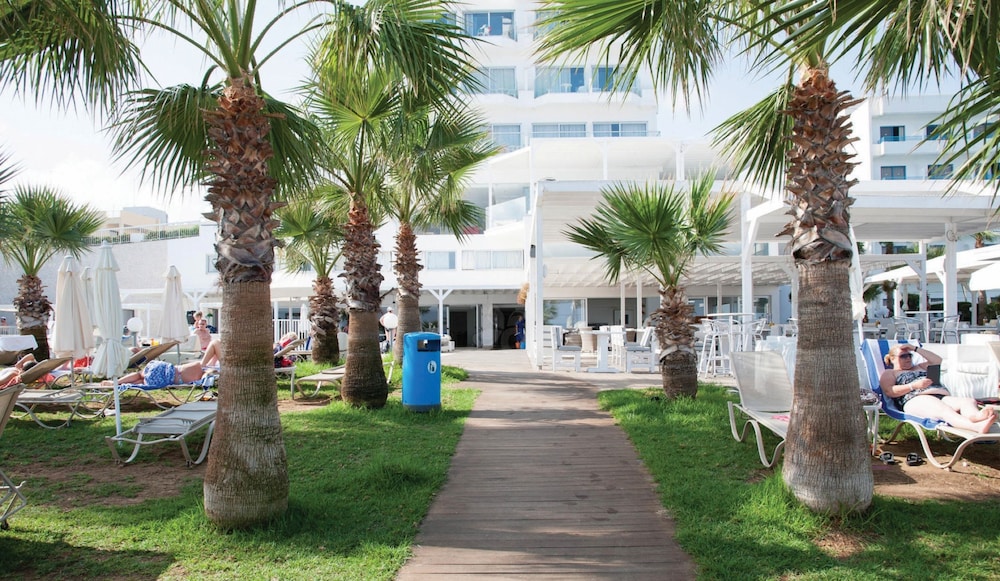 Silver Sands Beach Hotel 24/50
