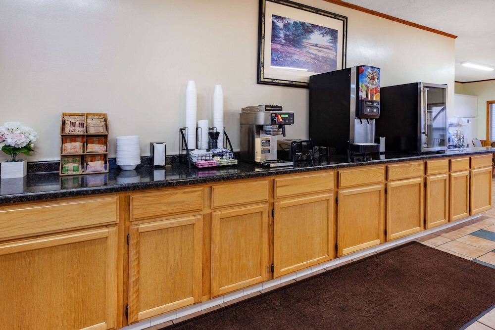Days Inn Suites By Wyndham St Ignace Lakefront 9/50