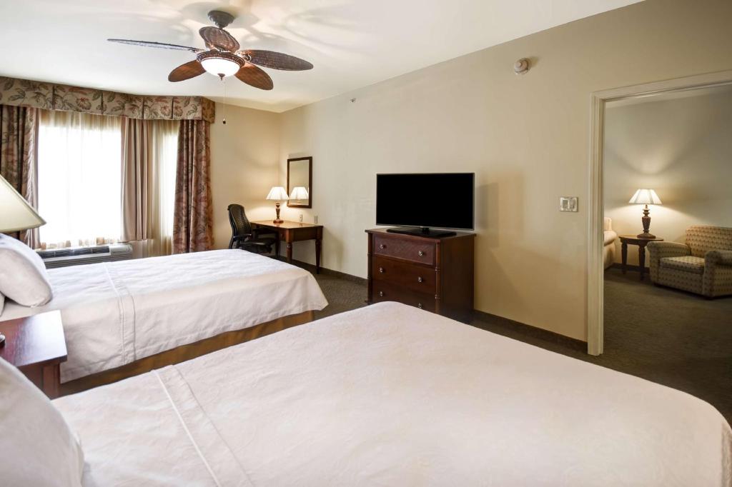 Suite, 2 Queen Beds, Sofa, Accessible