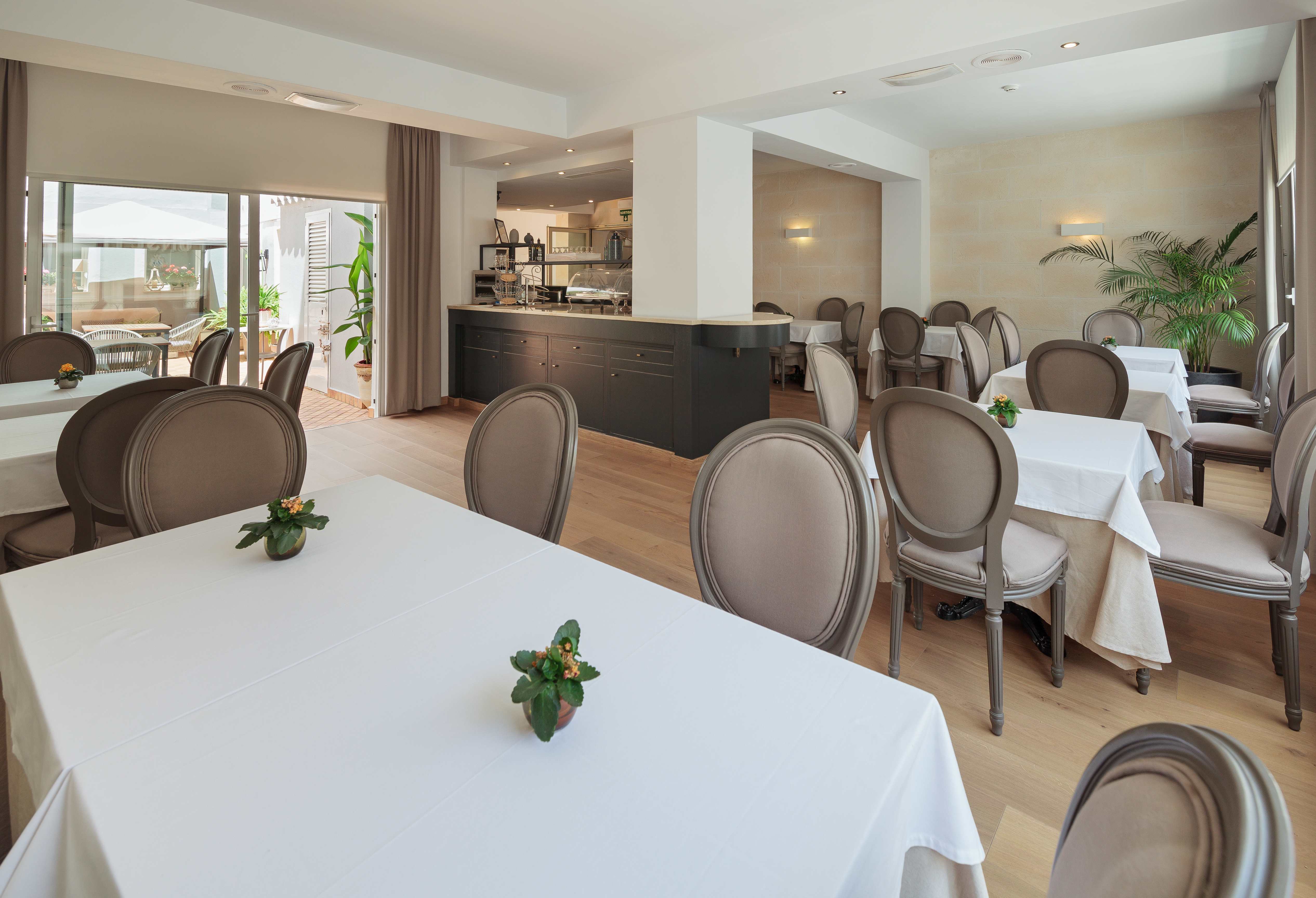 restaurant cafeteria