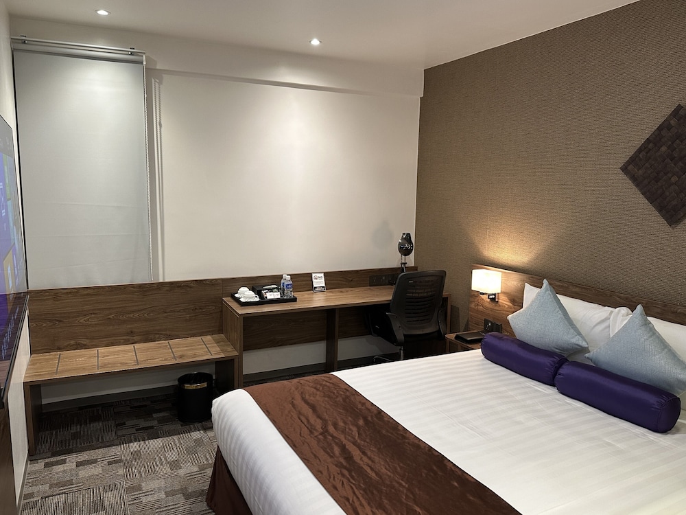 Economy, Queen Bed, No Window