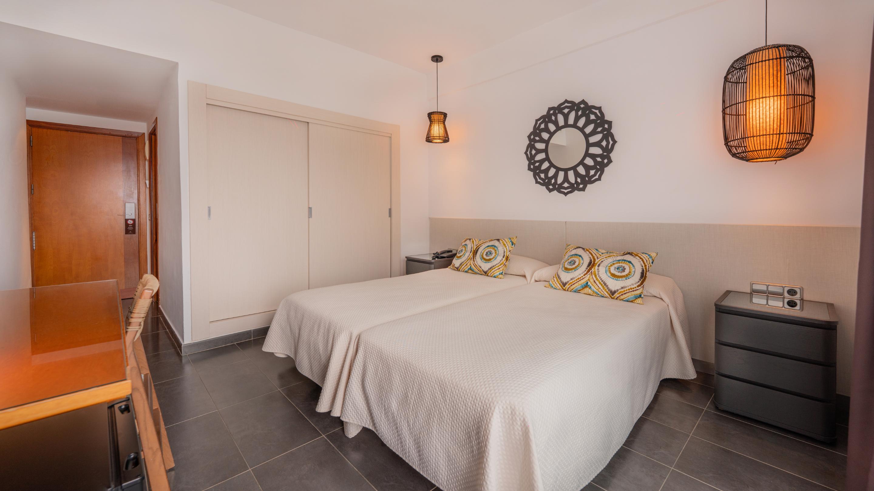 غرفة ديلوكس بإطلالة على الشاطئ، Palladium Hotel Cala Llonga - Adults Only 6/10