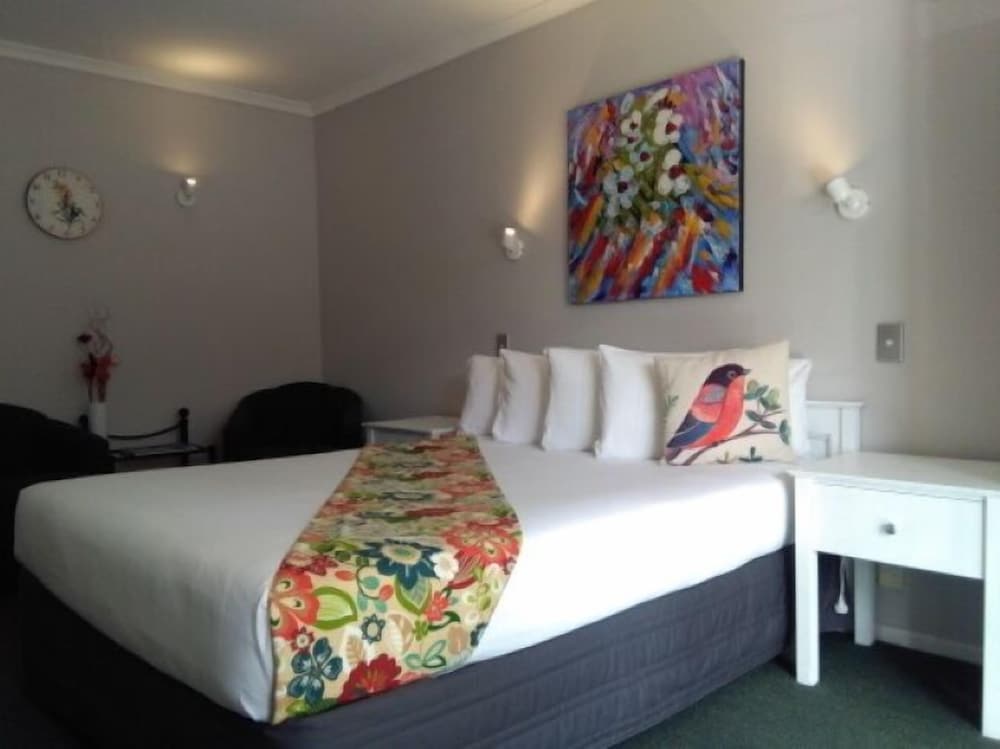 BUSINESS, STUDIO, QUEEN BED