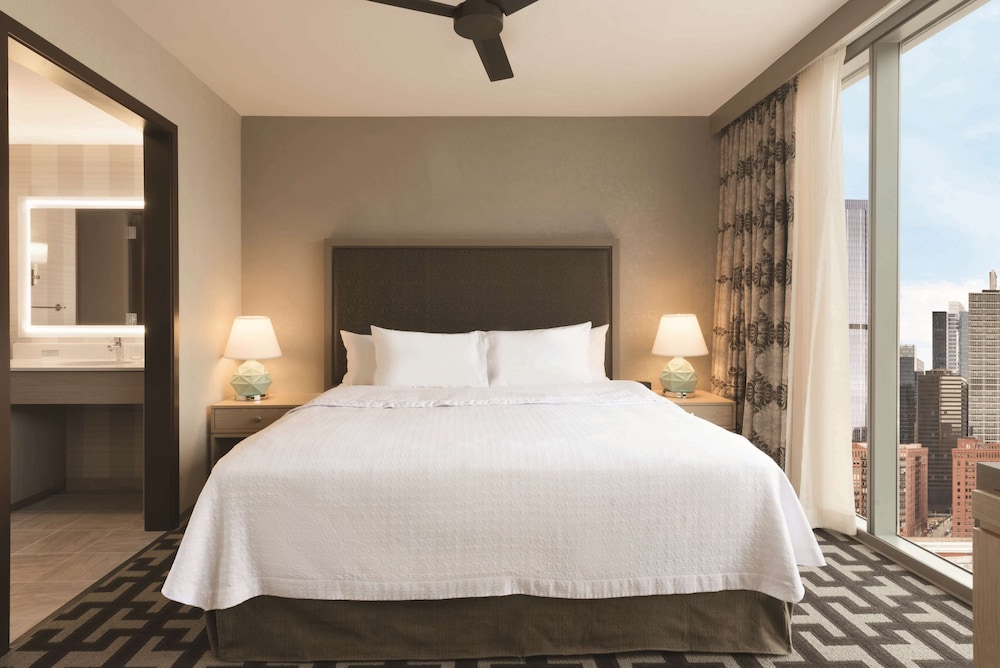 SKYLINE, SUITE, KING BED, CORNER