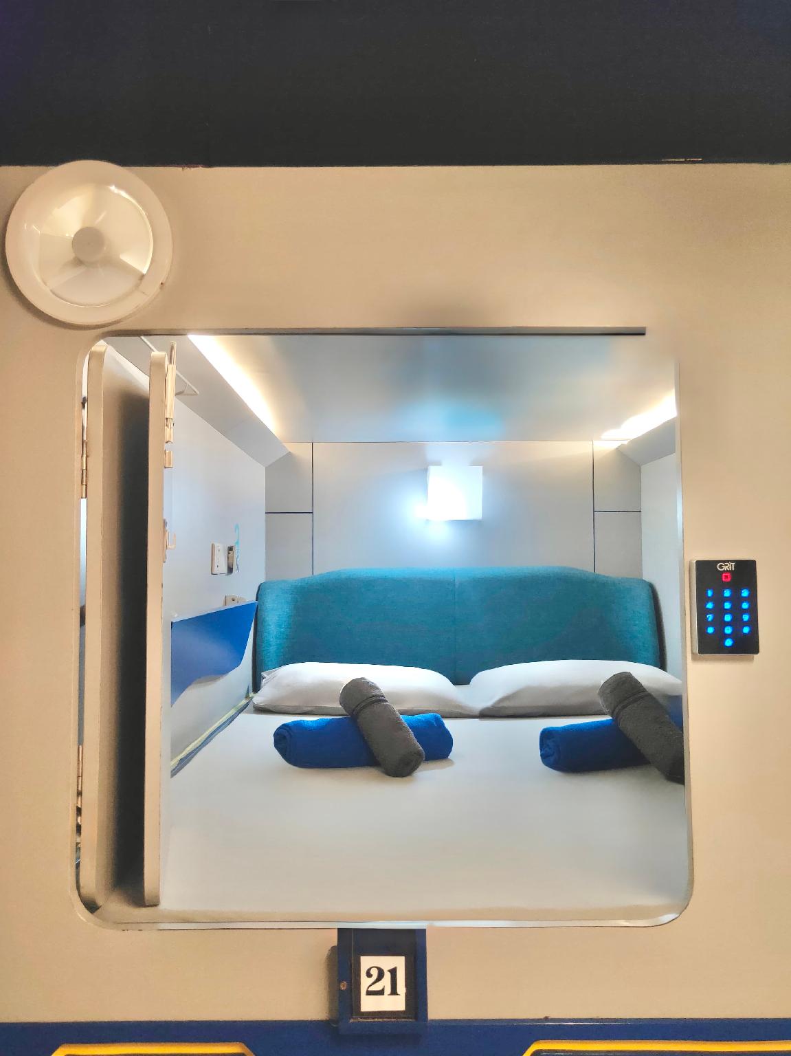 Capsule, Double Bed, No Window