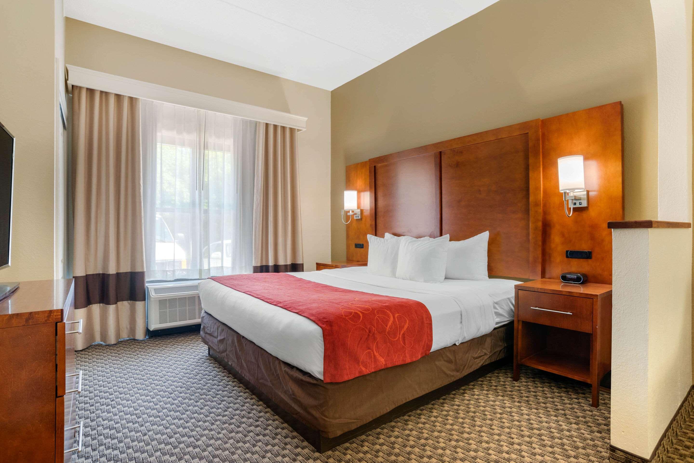 SUITE, KING BED