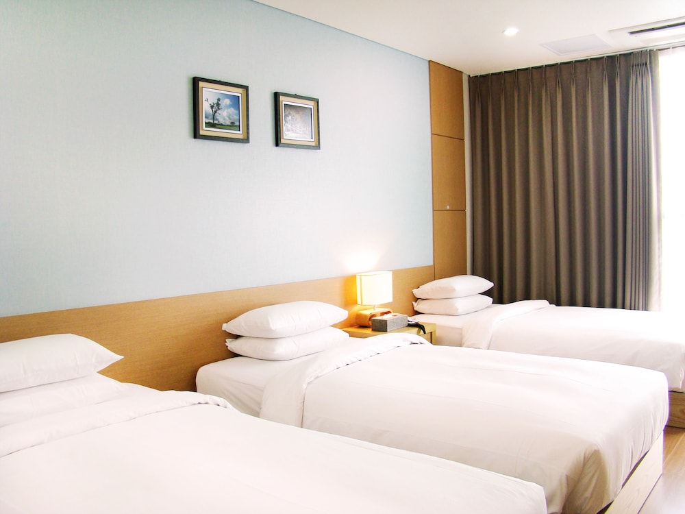 You Us Hotel 7/44
