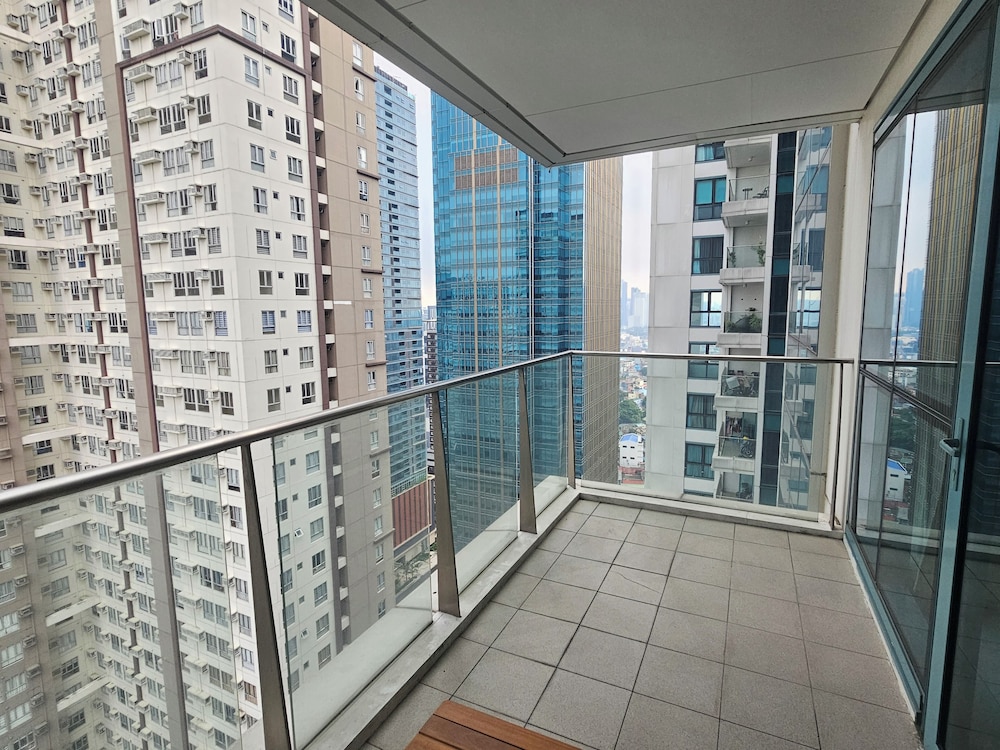 One Uptown Residence Bgc 18/50