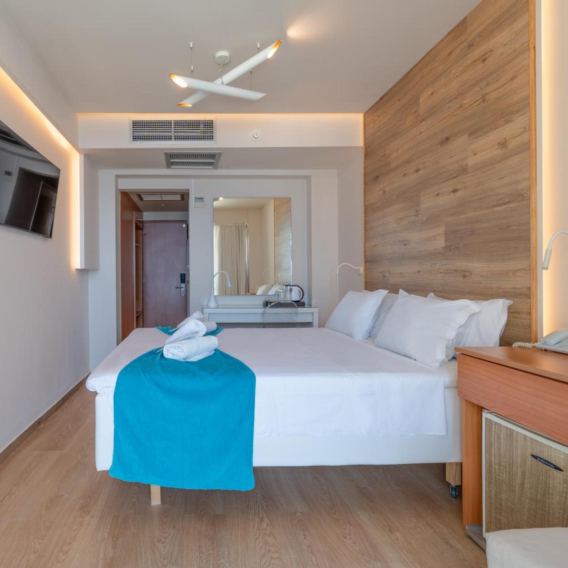 غرفة بسرير مزدوج أو سريرين منفصلين بإطلالة جزئية على البحر، Arte Hotel 2/10